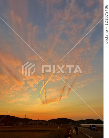 夕日に染まる雲 夕日に染まる雲 121075406