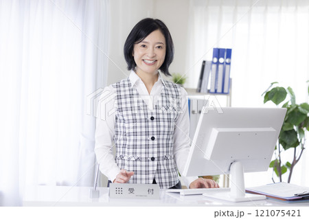 医療 制服を着た受付スタッフ 医療 制服を着た受付スタッフ 121075421
