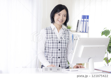 医療 制服を着た受付スタッフ 医療 制服を着た受付スタッフ 121075422
