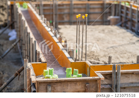 型枠工事　基礎工事　建築現場 121075518