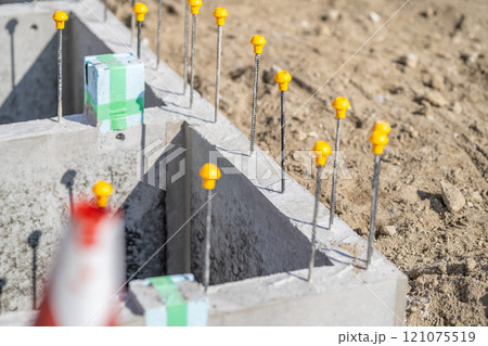 鉄筋コンクリート布基礎　基礎工事　建築現場　鉄筋先端の保護キャップ 121075519