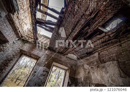 The ruins of a building 121076046