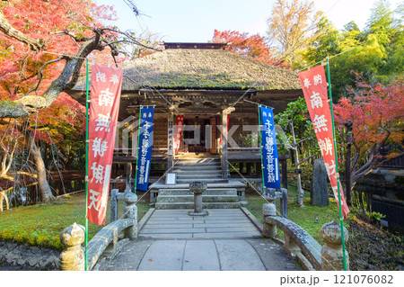 世界遺産中尊寺 秋色に染まる弁財天堂の朝 岩手県 世界遺産中尊寺 秋色に染まる弁財天堂の朝 岩手県 121076082