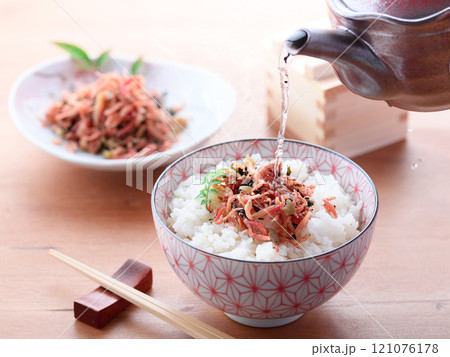 ちりめんご飯にお茶をかける ちりめんご飯にお茶をかける 121076178