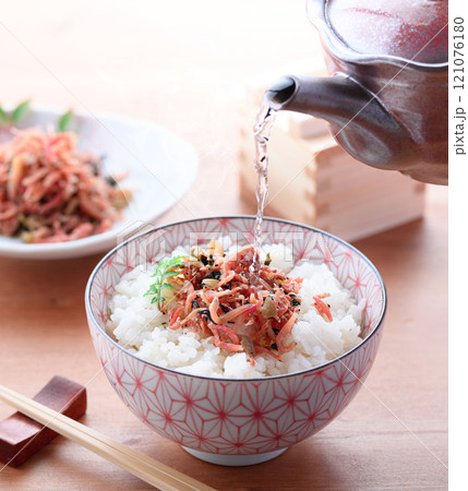 ちりめんご飯にお茶をかける ちりめんご飯にお茶をかける 121076180