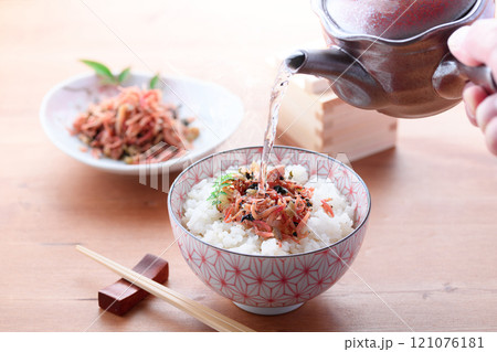 ちりめんご飯にお茶をかける 121076181