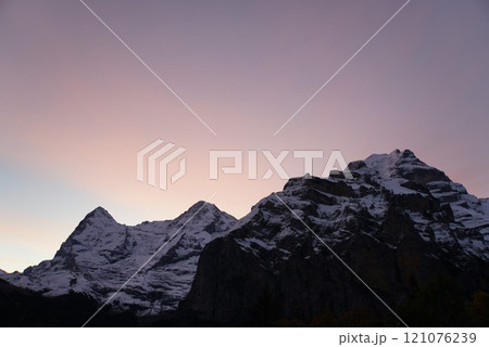 ミューレンから見るアイガー山、メンヒ山、ユングフラウ山 ミューレンから見るアイガー山、メンヒ山、ユングフラウ山 121076239