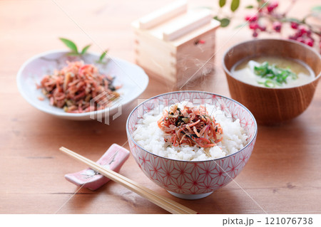 ほかほかご飯にのせた梅入りちりめんじゃこ 121076738