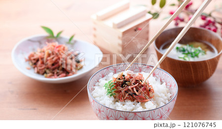 ほかほかご飯にのせた梅入りちりめんじゃこ ほかほかご飯にのせた梅入りちりめんじゃこ 121076745