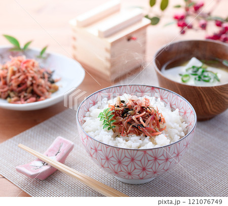 ほかほかご飯にのせた梅入りちりめんじゃこ 121076749