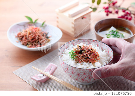 ほかほかご飯にのせた梅入りちりめんじゃこ 121076750