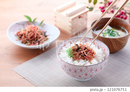 ほかほかご飯にのせた梅入りちりめんじゃこ ほかほかご飯にのせた梅入りちりめんじゃこ 121076751