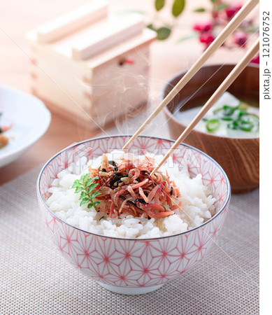 ほかほかご飯にのせた梅入りちりめんじゃこ ほかほかご飯にのせた梅入りちりめんじゃこ 121076752