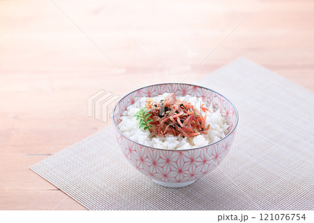 ほかほかご飯にのせた梅入りちりめんじゃこ 121076754