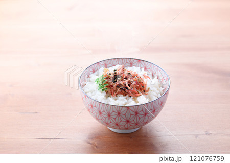ほかほかご飯にのせた梅入りちりめんじゃこ ほかほかご飯にのせた梅入りちりめんじゃこ 121076759