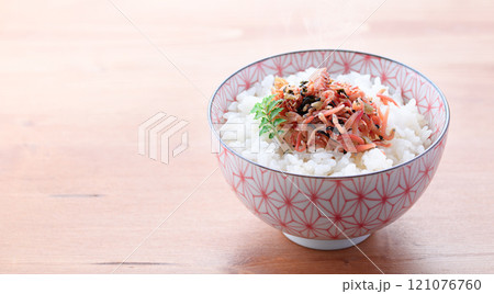 ほかほかご飯にのせた梅入りちりめんじゃこ ほかほかご飯にのせた梅入りちりめんじゃこ 121076760