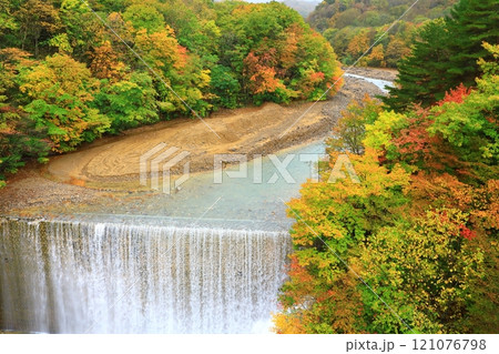森の大橋から見た紅葉の松川渓谷 121076798