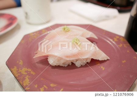 中トロの握り寿司 中トロの握り寿司 121076906