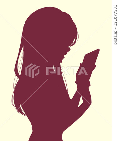 嬉しそうにスマホを触る女性 シルエット 嬉しそうにスマホを触る女性 シルエット 121077531