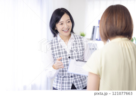 医療 制服を着た受付スタッフ 医療 制服を着た受付スタッフ 121077663