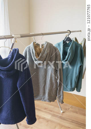 パーカーをハンガーで吊るす 121077765