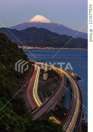 【静岡県_静岡市_薩捶峠】日本の大動脈と富士山 長秒撮影 秋 121077929