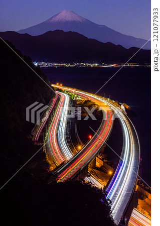 【静岡県_静岡市_薩捶峠】日本の大動脈と富士山 長秒撮影 秋 【静岡県_静岡市_薩捶峠】日本の大動脈と富士山 長秒撮影 秋 121077933