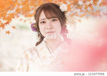 成人式前撮りイメージ　紅葉の中に立つ着物姿の女性 121077948