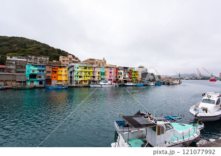 台湾北部の港町・基隆　台湾のベニスと呼ばれるカラフルな漁港 121077992