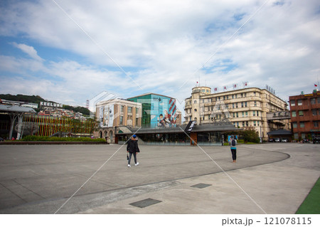 台湾北部の港町・基隆の駅前・国門広場 121078115