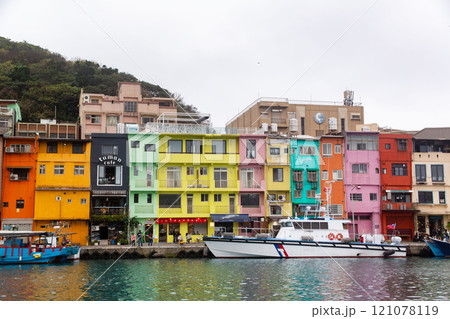 台湾北部の港町・基隆　台湾のベニスと呼ばれるカラフルな漁港 121078119