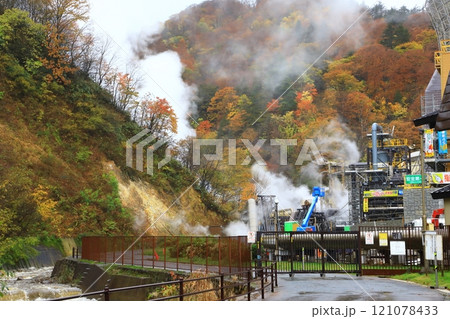 紅葉に染まる松川地熱発電所 121078433