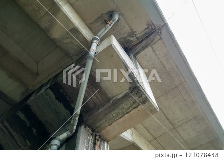 鉄道高架の汚れたコンクリート 121078438
