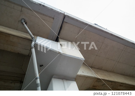 鉄道高架のコンクリート 121078443