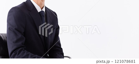 話を聞くビジネスマンイメージ　(写真素材) 121078681