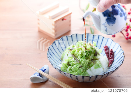 家庭料理 塩と昆布だけで簡単♪ 白菜の浅漬け ( 白菜の漬物 ) 家庭料理 塩と昆布だけで簡単♪ 白菜の浅漬け ( 白菜の漬物 ) 121078703