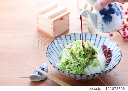 家庭料理 塩と昆布だけで簡単♪ 白菜の浅漬け ( 白菜の漬物 ) 家庭料理 塩と昆布だけで簡単♪ 白菜の浅漬け ( 白菜の漬物 ) 121078706