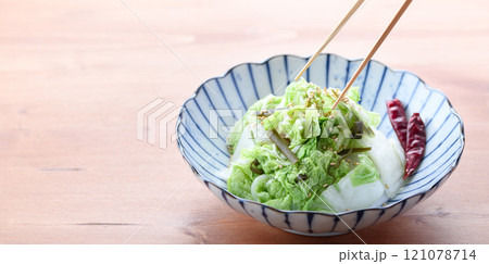 家庭料理 塩と昆布だけで簡単♪ 白菜の浅漬け ( 白菜の漬物 ) 家庭料理 塩と昆布だけで簡単♪ 白菜の浅漬け ( 白菜の漬物 ) 121078714