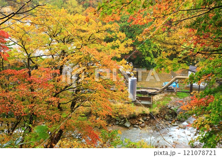 松川地熱発電　紅葉に染まる松川温泉　 121078721
