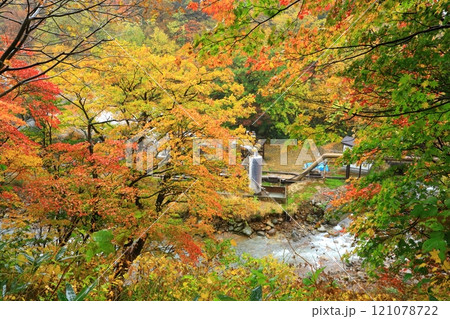 松川地熱発電　紅葉に染まる松川温泉　 121078722