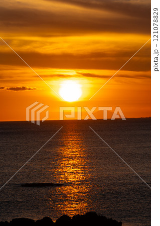 オレンジ色の空と海 121078829