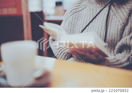 読書をする女性 121078852