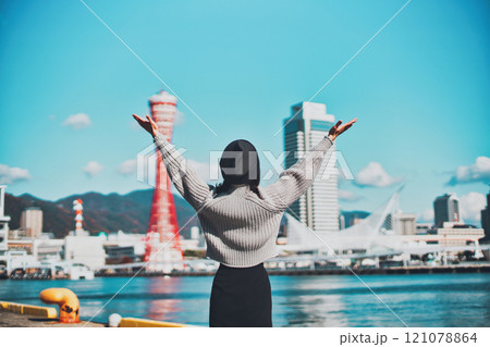 神戸の都市景観とバンザイをする女性の後ろ姿 121078864