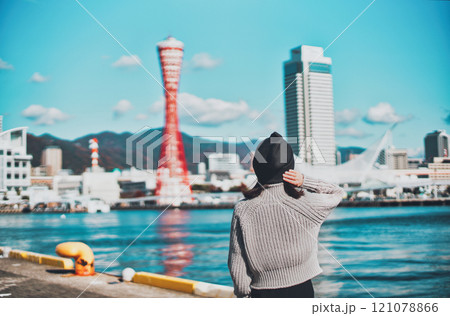 神戸の都市景観と女性の後ろ姿 神戸の都市景観と女性の後ろ姿 121078866