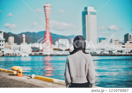 神戸の都市景観と女性の後ろ姿 121078867
