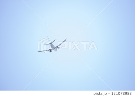 空の上の飛行機 121078988