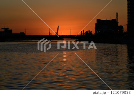 幣舞橋と夕日 121079058