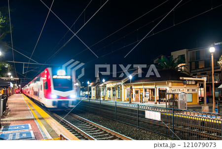 Electric commuter train arriving at Menlo Park Station in San Francisco Bay Area in California, United States Electric commuter train arriving at Menlo Park Station in San Francisco Bay Area in California, United States 121079073