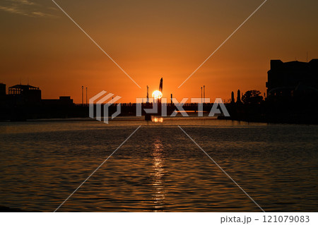 幣舞橋と夕日 121079083