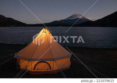 宵の富士山とベルテント 121079615